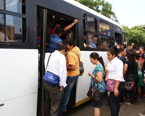 Managuas continue to travel "guindados" in buses of the Urban Collective Transport