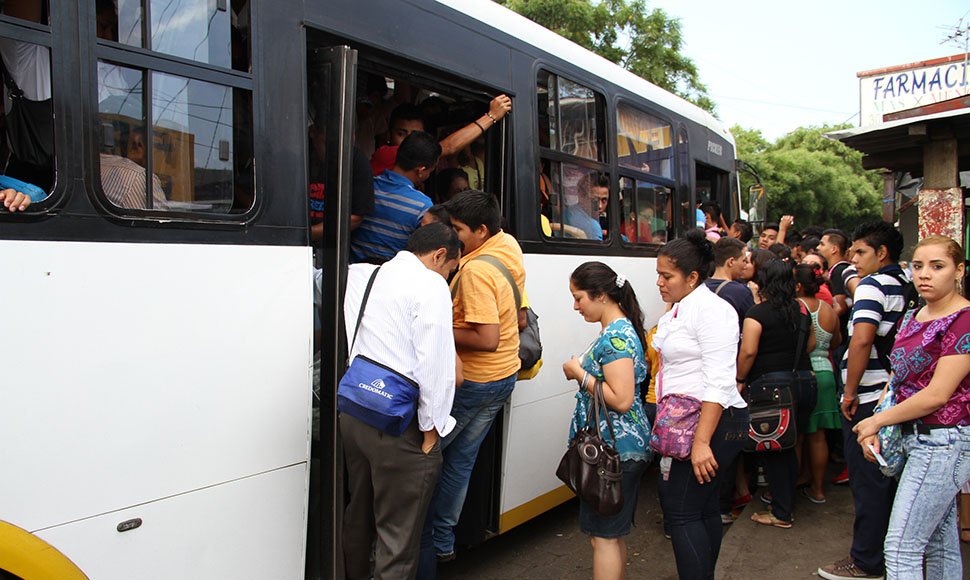 Managuas continue to travel "guindados" in buses of the Urban Collective Transport