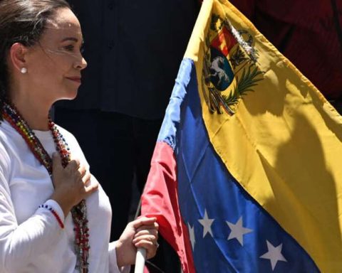 María Corina Machado asks the Armed Forces not to "endorse" to "a regime that is going out"