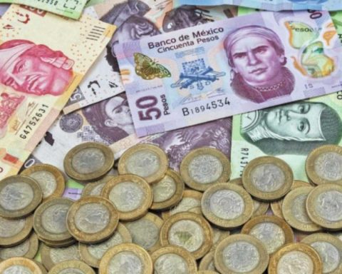 Mexican peso closes stable after Banxico minutes and US inflation