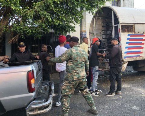 Gobierno entrega 47 camionetas a instituciones de rescate y seguridad