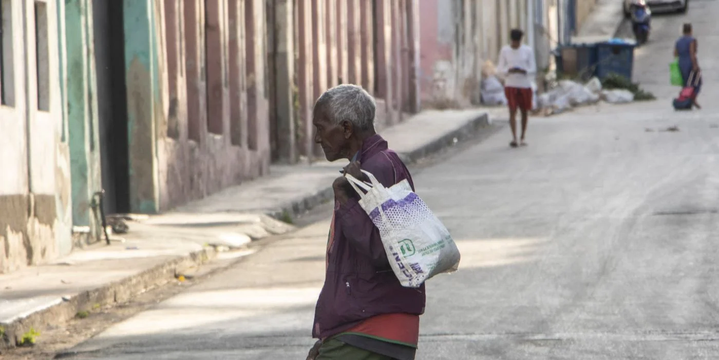 Un anciano en Cuba