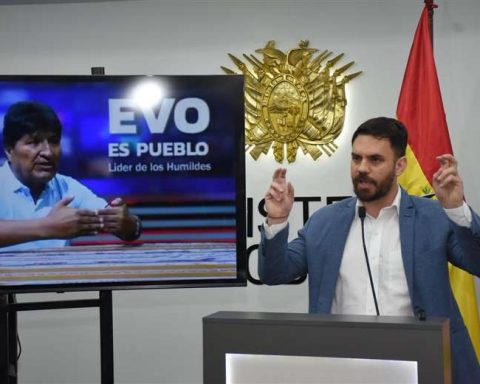 “Mr. Evo Morales, why do you edit your videos and not show how they shot at the Police?": this and other phrases from Minister Del Castillo