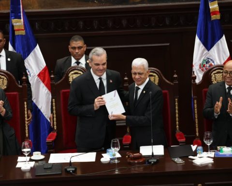 Asamblea Nacional proclama la nueva Constitución de la República