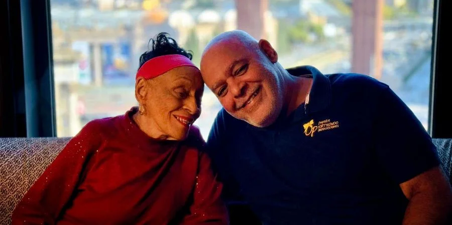 Omara Portuondo junto a su hijo y manáger, Ariel Jiménez Portuondo