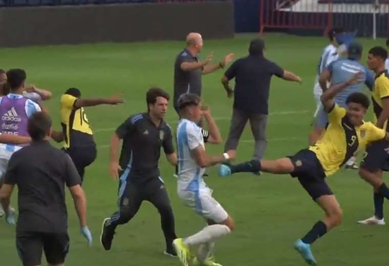 Pitched battle between two teams that will play the South American U-15 in Santa Cruz (video)