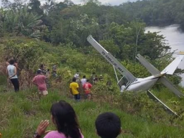 Avioneta pierde control al aterrizar en Guainía; piloto se salva de milagro