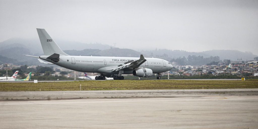 Plane with 221 Brazilians repatriated from Lebanon lands in Guarulhos