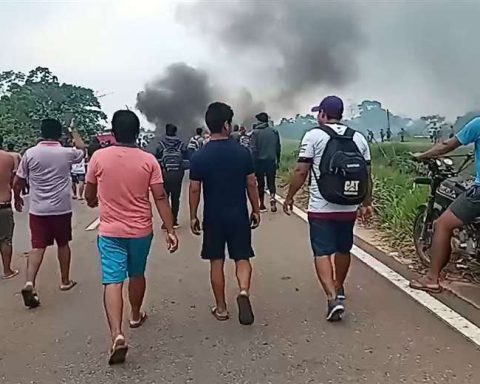 Police face resistance in Bulo Bulo after unblocking the Ichilo bridge