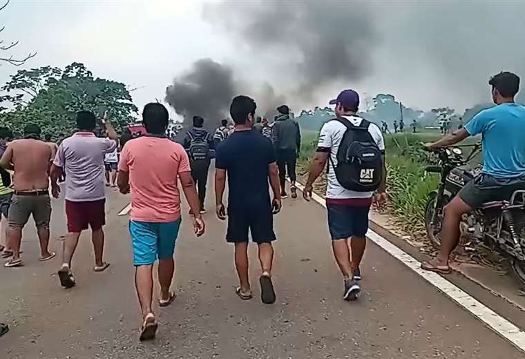 Police face resistance in Bulo Bulo after unblocking the Ichilo bridge