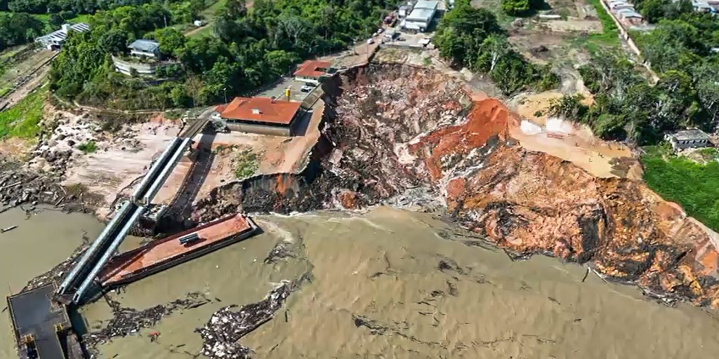 Port in Manacapuru, Amazonas, collapses amid construction