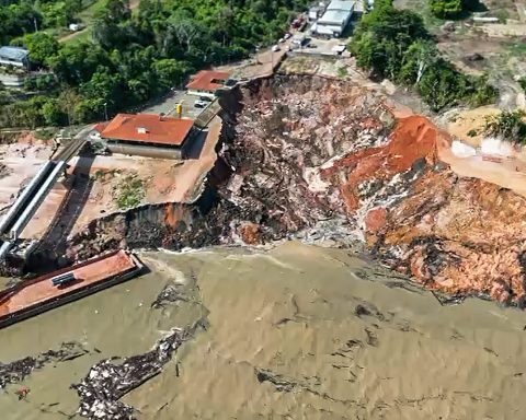 Port in Manacapuru, Amazonas, collapses amid construction