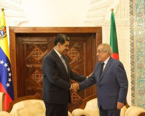 President Maduro arrives in Algeria after attending the Brics Summit