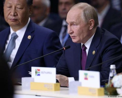 Putin warns that the Middle East is "on the brink of total war"