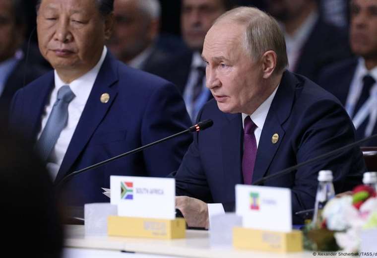 Putin warns that the Middle East is "on the brink of total war"