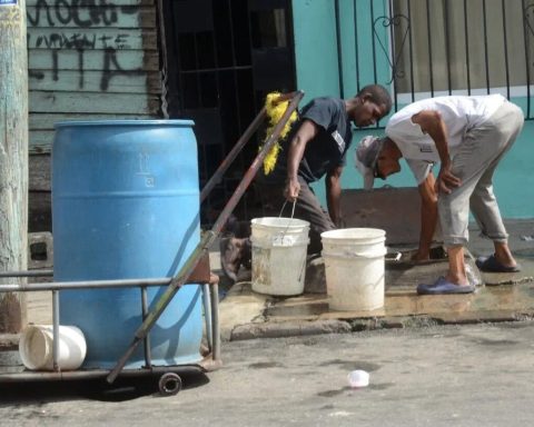 Residentes en ensanche Kennedy denuncian escasez de agua