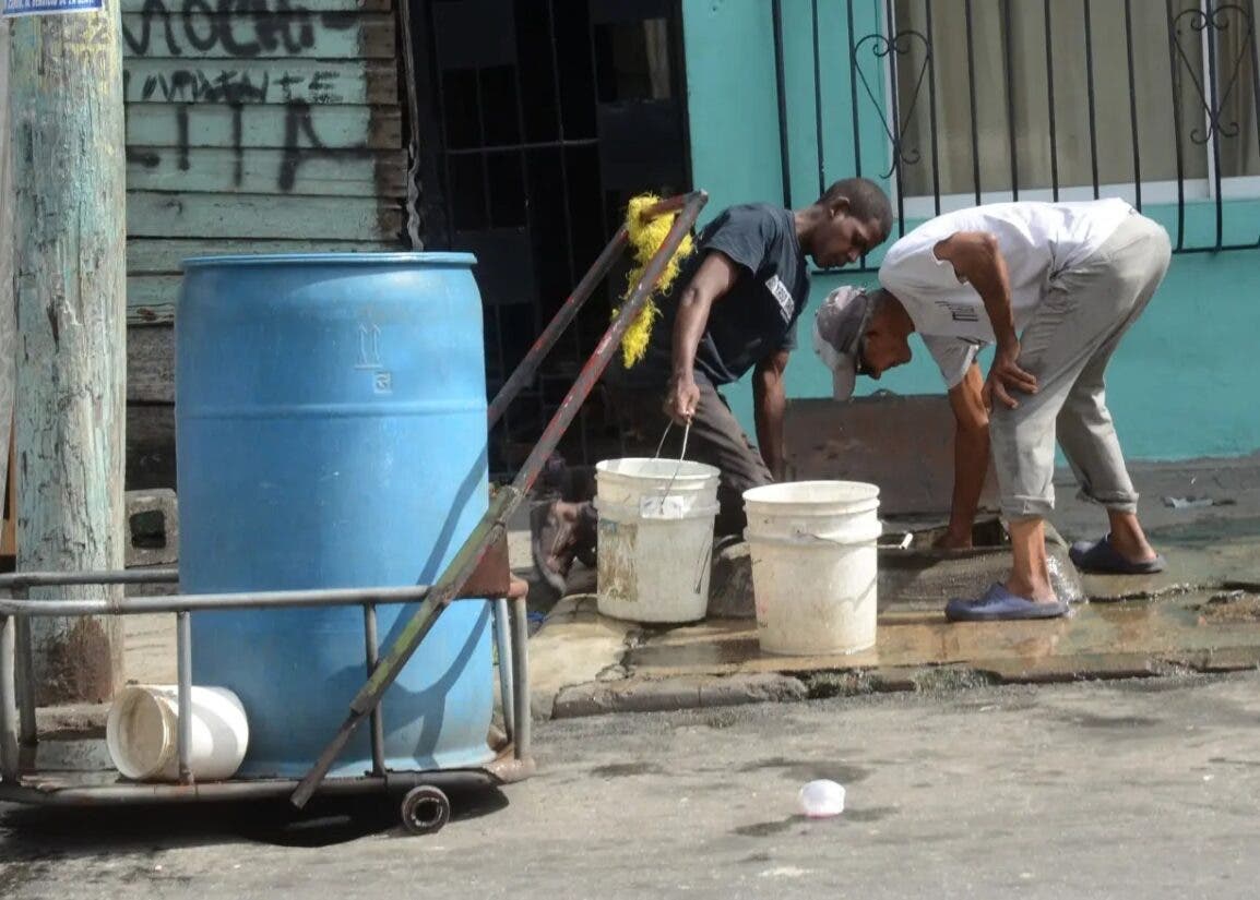 Residentes en ensanche Kennedy denuncian escasez de agua