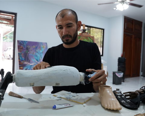 Returning hope: the Nicaraguan leg sculptor in Costa Rica