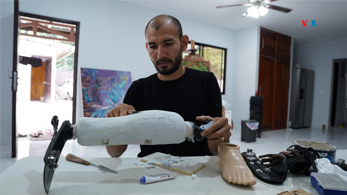 Returning hope: the Nicaraguan leg sculptor in Costa Rica