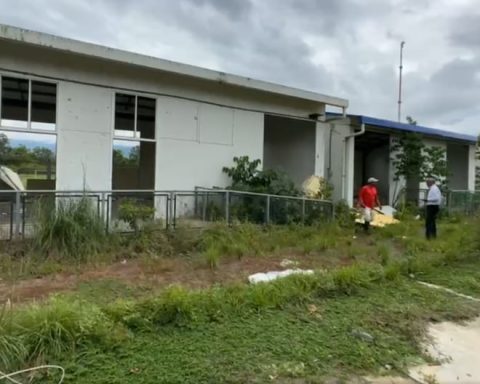 Satipo: Prefabricated classrooms at the Francisco Irazola school are dismantled