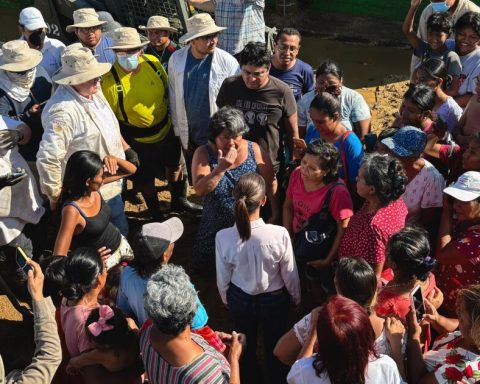 Sheinbaum tours neighborhood affected by hurricane in Acapulco