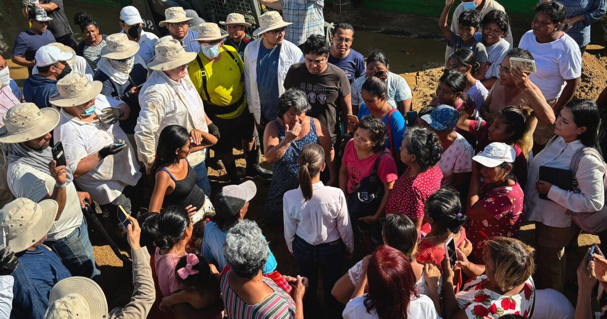 Sheinbaum tours neighborhood affected by hurricane in Acapulco