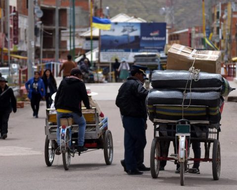 Smugglers use trail routes to evade controls on the border between Peru and Bolivia