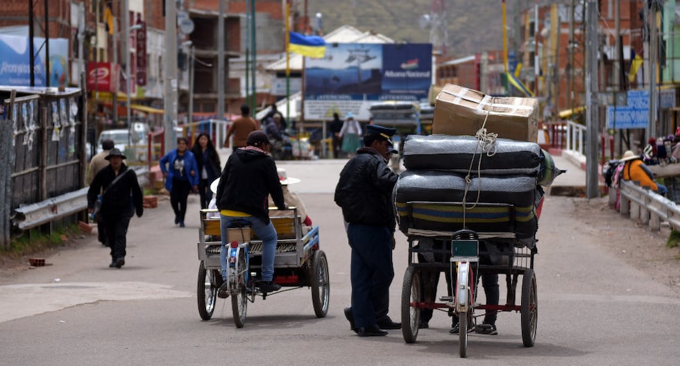 Smugglers use trail routes to evade controls on the border between Peru and Bolivia