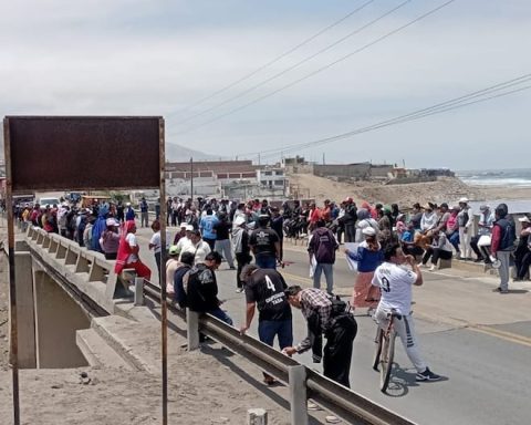 Strike by artisanal fishermen: Vehicles stranded due to protests on the Panamericana Sur highway