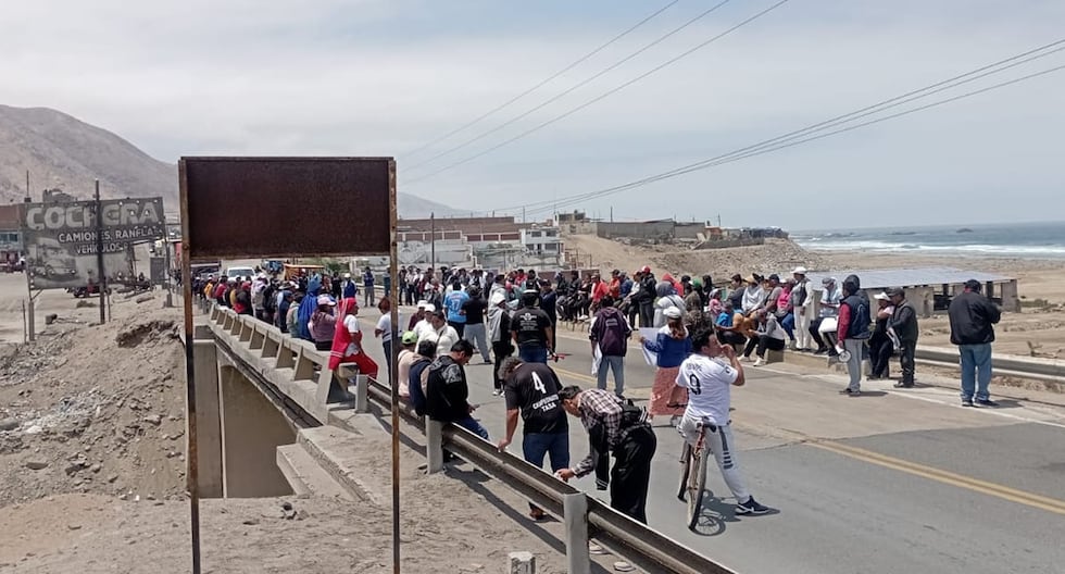 Strike by artisanal fishermen: Vehicles stranded due to protests on the Panamericana Sur highway