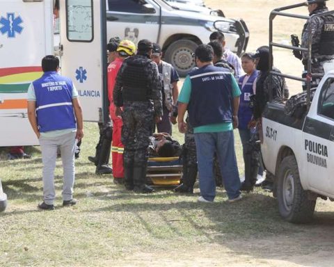 Supporters of Morales detain and attack journalists and police in an unblocking operation