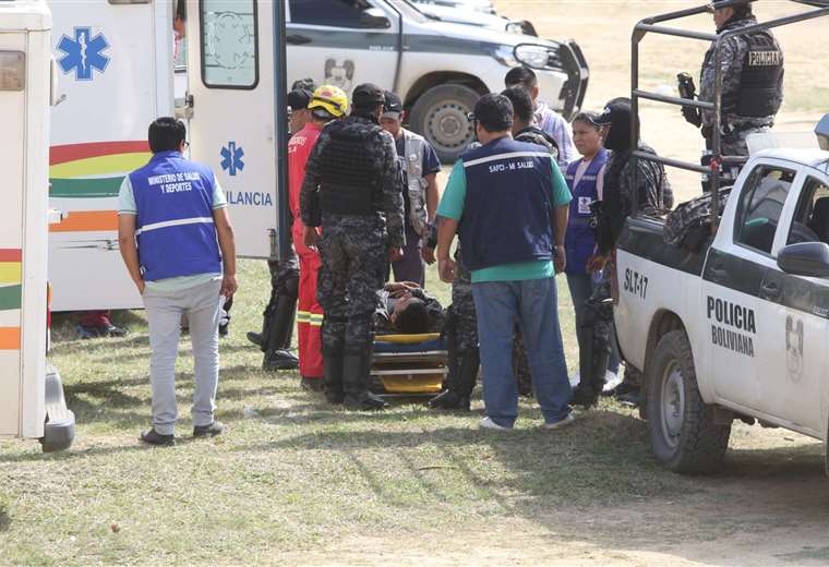 Supporters of Morales detain and attack journalists and police in an unblocking operation