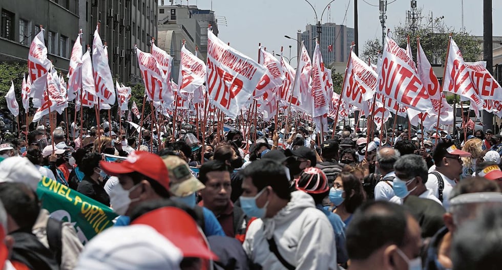 Sutep begins staggered national strike due to “non-compliance by the government”