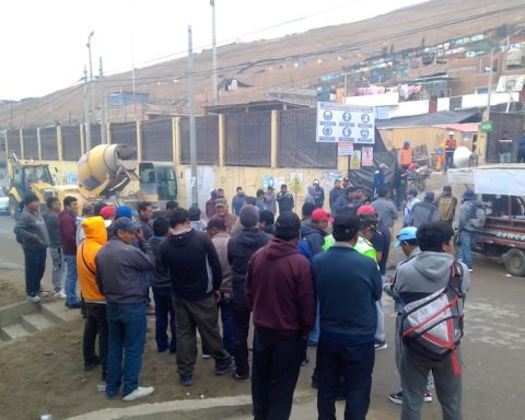 Tacna: Workers protest the separation of 13 colleagues and demand payments