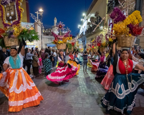 The 52nd International Cervantino Festival opens in Guanajuato; 250 million pesos in spills