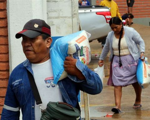 The rain does not stop the queues in Emapa: soaked people buy rice due to the increase in prices in the markets