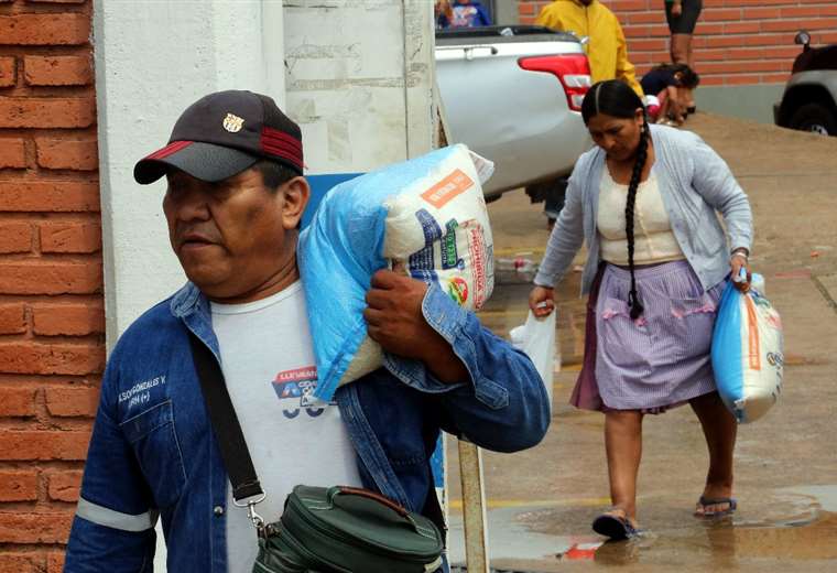 The rain does not stop the queues in Emapa: soaked people buy rice due to the increase in prices in the markets