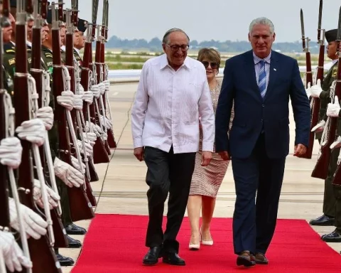 Llegada de Miguel Díaz-Canel y Lis Cuesta a México, este domingo 29 de septiembre. Ambos fueron recibidos por David Kershenobich, quien asumirá la Secretaría de Salud en el gobierno entrante