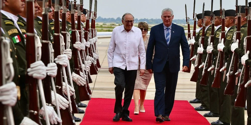 Llegada de Miguel Díaz-Canel y Lis Cuesta a México, este domingo 29 de septiembre. Ambos fueron recibidos por David Kershenobich, quien asumirá la Secretaría de Salud en el gobierno entrante