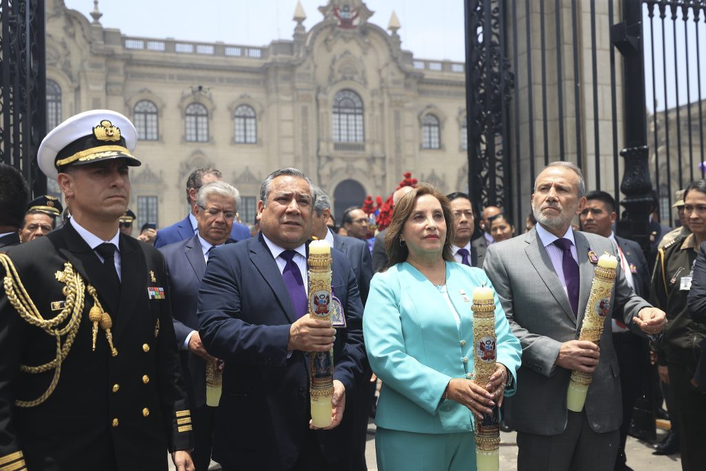 Dina Boluarte recibe al Señor de los Milagros. (Presidencia)