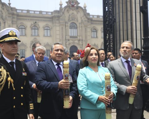 Dina Boluarte recibe al Señor de los Milagros. (Presidencia)