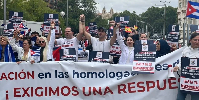 Más de 150 médicos se manifestaron frente al Congreso de los Diputados en Madrid el pasado 25 de septiembre