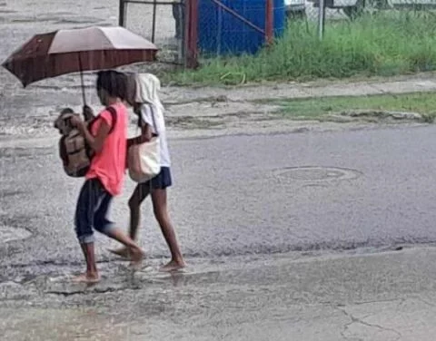 Dos mujeres se protegen de las lluvias provocadas por el huracán Helene en el occidente de Cuba