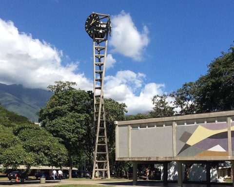 They open an internal investigation into police officers who entered the UCV