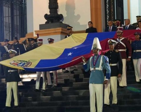 They pay tribute to the Indigenous Resistance in the National Pantheon