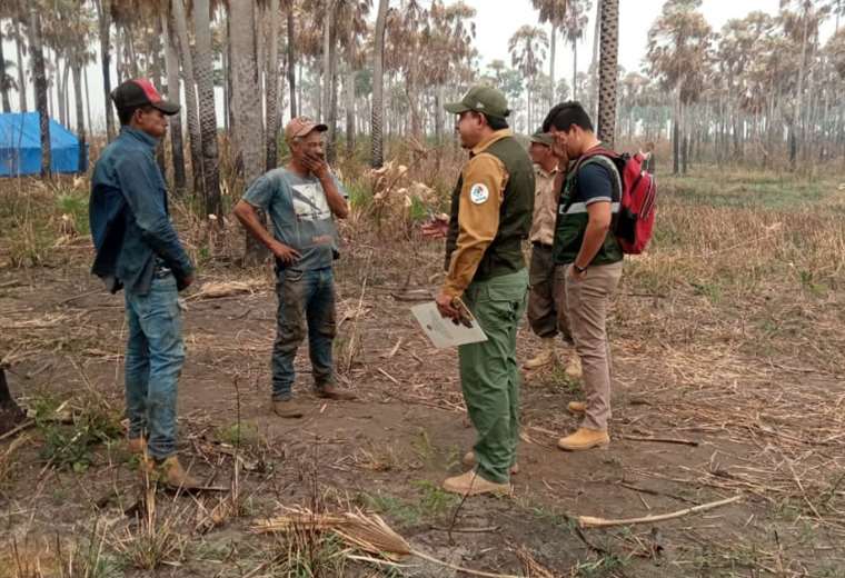 They pressure to enter Otuquis with protection and point out that it is with 'help' from an indigenous leader