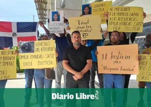 They protest after an accident in Ciudad Juan Bosch