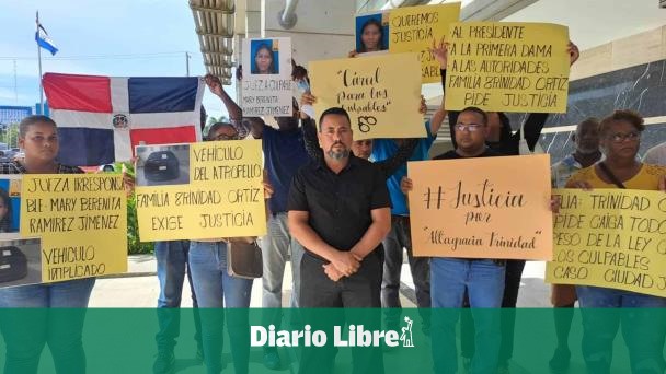 They protest after an accident in Ciudad Juan Bosch