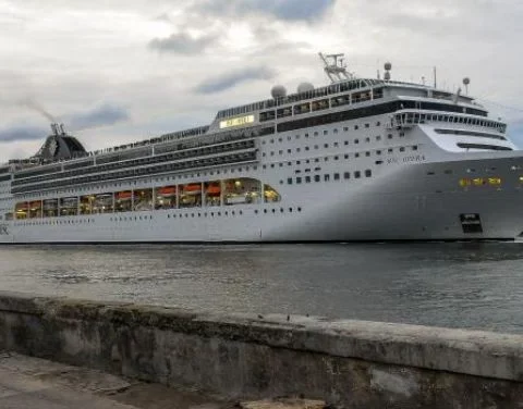 Un crucero en el puerto de La Habana