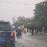 ¡Paraguas en mano! Aguaceros y tormentas eléctricas continuarán hasta la noche